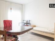 Stanza in affitto in appartamento con 3 camere da letto...