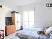 Stanza in appartamento condiviso con 4 camere da letto... Stanza in appartamento condiviso con 4 camere da letto...
