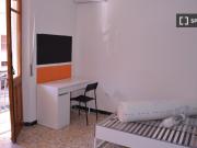 Stanza in affitto in appartamento con 5 camere da letto...