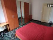 Stanza in affitto in appartamento con 5 camere da letto...