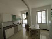 Stanza in affitto in appartamento con 5 camere da letto...