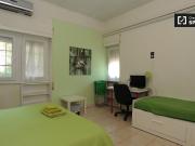 Stanza in affitto in appartamento con 5 camere da letto...