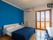 Stanza in affitto in appartamento con 5 camere da letto...
