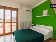 Stanza in affitto in appartamento con 5 camere da letto...