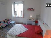 Stanza in affitto in appartamento con 5 camere da letto...