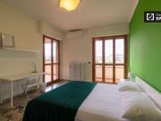 Stanza in affitto in appartamento con 5 camere da letto...