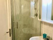 Stanza in affitto in appartamento con 5 camere da letto...