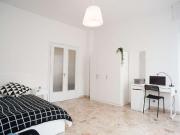 Stanza in affitto in appartamento con 5 camere da letto... Stanza in affitto in appartamento con 5 camere da letto...