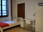 Stanza in affitto in appartamento con 5 camere da letto...