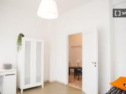 Stanza in affitto in appartamento con 5 camere da letto...