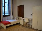 Stanza in affitto in appartamento con 5 camere da letto...