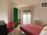 Stanza in affitto in appartamento con 5 camere da letto...