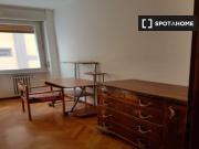 Stanza in affitto in appartamento con 5 camere da letto...