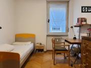 Stanza in affitto in appartamento con 5 camere da letto...