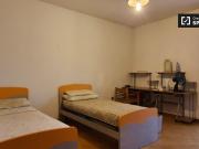 Stanza in affitto in appartamento con 5 camere da letto...