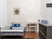 Stanza in affitto in appartamento con 5 camere da letto...