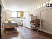 Stanza in affitto in appartamento con 5 camere da letto...