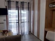 Stanza in affitto in appartamento con 5 camere da letto...