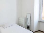 Stanza in affitto in appartamento con 5 camere da letto...