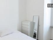 Stanza in affitto in appartamento con 5 camere da letto...