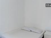 Stanza in affitto in appartamento con 5 camere da letto...