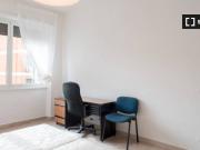 Stanza in affitto in appartamento con 5 camere da letto...