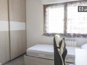 Stanza in affitto in appartamento con 5 camere da letto...