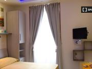 Stanza in affitto in appartamento con 5 camere da letto...