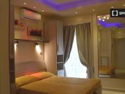 Stanza in affitto in appartamento con 5 camere da letto...