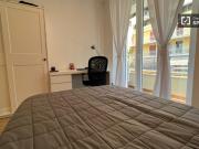 Stanza in affitto in appartamento con 5 camere da letto...