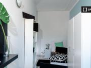 Stanza in affitto in appartamento con 5 camere da letto...