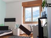 Stanza in affitto in appartamento con 5 camere da letto...