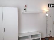 Stanza in affitto in appartamento con 5 camere da letto...