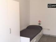 Stanza in affitto in appartamento con 5 camere da letto...