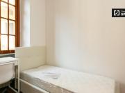 Stanza in affitto in appartamento con 5 camere da letto...