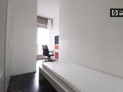 Stanza in affitto in appartamento con 5 camere da letto...