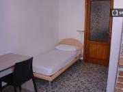 Stanza in affitto in appartamento con 6 camere da letto...