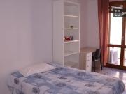 Stanza in affitto in appartamento con 6 camere da letto...