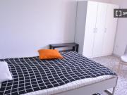 Stanza in affitto in appartamento con 6 camere da letto...