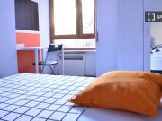 Stanza in affitto in appartamento con 6 camere da letto...