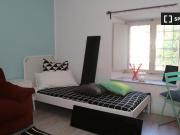 Stanza in affitto in appartamento con 6 camere da letto...