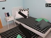 Stanza in affitto in appartamento con 6 camere da letto...