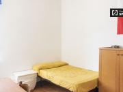 Stanza in affitto in appartamento con 6 camere da letto...