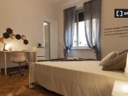Stanza in affitto in appartamento con 6 camere da letto...