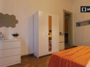 Stanza in affitto in appartamento con 6 camere da letto...