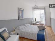 Stanza in affitto in appartamento con 6 camere da letto...