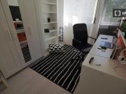 Stanza in affitto in appartamento con 6 camere da letto...
