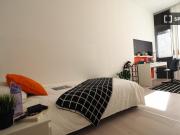 Stanza in affitto in appartamento con 6 camere da letto...