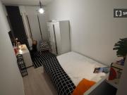 Stanza in affitto in appartamento con 6 camere da letto...