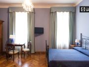 Stanza in affitto in appartamento con 6 camere da letto...